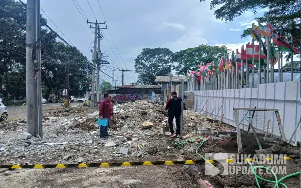 Ptugas BPN saat pengukuran ulang batas depan kampus Universitas Nusa Putra yang akan menjadi area simpang sebidang exit tol Cibolangkaler, Sukabumi Timur | Foto : Sukabumiupdate
