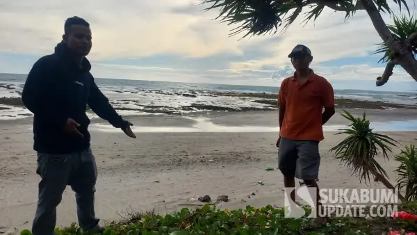 Ketua Rukun Nelayan Pantai Minajaya Sukabumi saat menujukan lokasi papan penghentian yang telah dicabut. (Sumber: SU/Ragil Gilang)