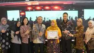 Kadinkes Kota Sukabumi bersama jajaran, saat meraih penghargaan UHC 2026 (Sumber: dokpim dinkes)