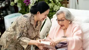 Puan Maharani, Ketua DPR RI saat bersama Meriyati Hoegeng, istri mantan Kapolri Kelima RI, Jenderal Hoegeng. (Sumber: Instagram Puan Maharani)