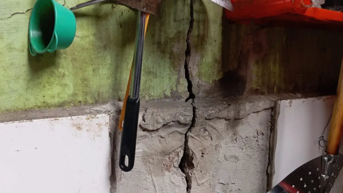 Sebuah retakan yang terjadi di rumah warga Cikole, Kota Sukabumi akibat pergerakan tanah.