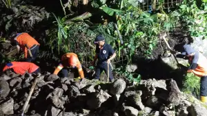 BPBD Kota Sukabumi saat melakukan penanganan di lokasi TPT ambruk di Kelurahan Gedongpanjang, Kecamatan Citamiang, Kota Sukabumi. Selasa (3/2/2026). (Sumber: BPBD Kota Sukabumi)