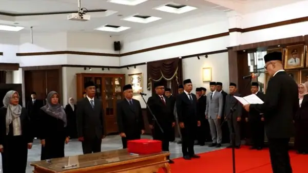 Dian Afriyandi saat dilantik sebagai Direktur PDAM Tirta Bumi Wibawa Kota Sukabumi | Foto : Dokpim