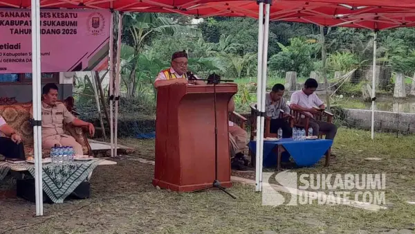 Kepala UPTD PU Wilayah III Cicurug, Asep Saepuloh memaparkan program dan tahapan pembangunan infrastruktur dalam kegiatan reses anggota DPRD Kabupaten Sukabumi. (Sumber Foto: SU/Ibnu)