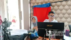 Mak Sarkiah saat perekaman di Kantor Kecamatan Purabaya, Kabupaten Sukabumi. (Sumber : SU/Ragil Gilang).