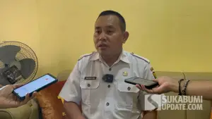 Kadinkes Kabupaten Sukabumi, Masykur Alawi saat diwawancarai. (Sumber: SU/Turangga Anom)