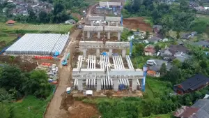 Pengerjaan kontruksi jembatan cibogo tol bocimi seksi 3 di Desa Talaga Caringin Sukabumi (Sumber: kanal youtube edwar widodo)
