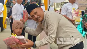 Kadis PU, Uus Firdaus saat memberikan santunan kepada anak yatim saat melakukan peresmian masjid dan gedung serba guna di Desa Sagaranten. (Sumber : SU/Ragil Gilang).