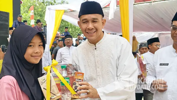Kepala Dinas Pemberdayaan Masyarakat dan Desa (DPMD) Kabupaten Sukabumi, Ahmad Samsul Bahri, saat memberikan santunan kepada anak yatim. (Sumber : SU/Ragil Gilang).