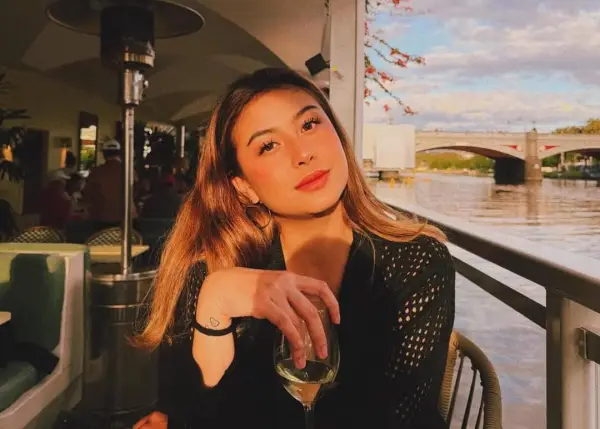 Diduga Ada Whip Pink di Kediaman Reza Arap, Awkarin Komentar Emoji Patah Hati (Sumber : Instagram/@narinkolvida)