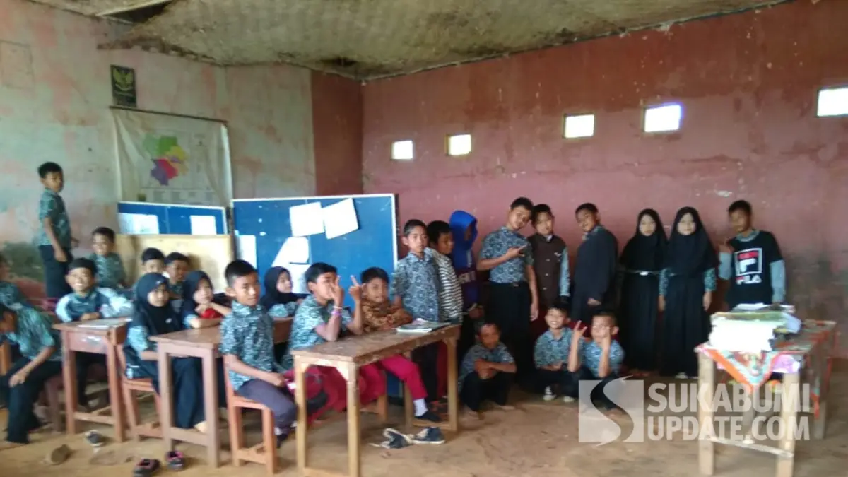 Kondidi bagian dalam ruangan kelas MI Swasta Cicayur Sukabumi yang nampak tidak layak.