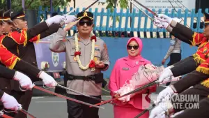 Tradisi Pedang Pora sambut AKBP Sentot Kunto Wibowo dan istri memasuki Kantor Polres Sukabumi Kota (Sumber: sukabumiupdate)