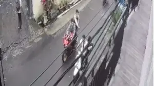 Aksi penyerangan pelajar yang terekam kamera cctv di depan kantor desa Pasirdoton, Kecamatan Cidahu, Kabupaten Sukabumi. Kamis (5/2/2026). (Sumber: Istimewa)