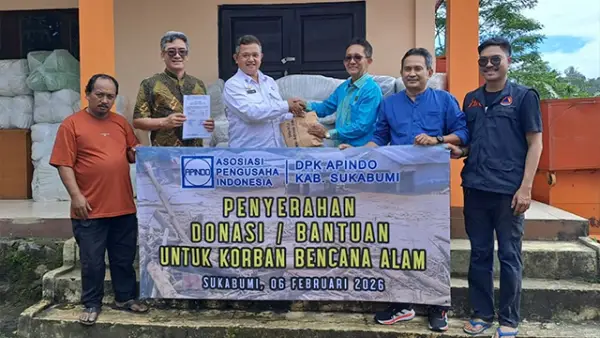 DPK APINDO Kabupaten Sukabumi menyalurkan bantuan kemanusiaan bagi warga terdampak banjir dan longsor. (Sumber : Istimewa.)
