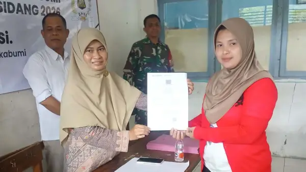 Leni Liawati saat membagikan dokumen adminduk kepada warga saat menggelar Reses pada Rabu (4/2/2026). (Sumber Foto: Istimewa)