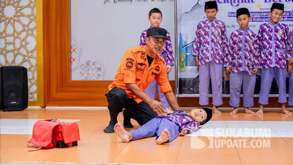 Suasana simulasi evakuasi gempabumi yang dipandu BPBD Kabupaten Sukabumi di SD Muhammad Al-Unaizy sebagai upaya menanamkan kesiapsiagaan bencana sejak dini, Kamis (5/2/2026). (Sumber : BPBD).