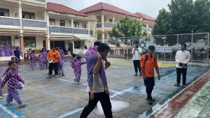 Suasana simulasi evakuasi gempabumi yang dipandu BPBD Kabupaten Sukabumi di SD Muhammad Al-Unaizy sebagai upaya menanamkan kesiapsiagaan bencana sejak dini. (Sumber : BPBD)