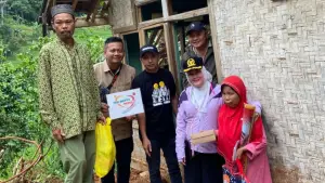 Dalam kunjungan tersebut, Bendahara Umum DPD Partai Golkar Provinsi Jawa Barat itu didampingi relawan dan tim sosial “Teh Metty Peduli” (Sumber: dok relawan)