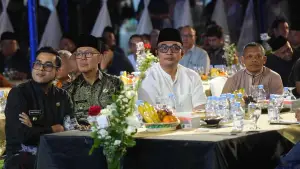 Wali Kota Sukabumi Ayep Zaki dan Wakil Wali Kota Bobby Maulana duduk satu meja dengan AKBP Sentot Kunto Wibowo dalam acara pisah sambut Kapolres Sukabumi Kota. (Sumber Foto: Dokpim Pemkot Sukabumi)