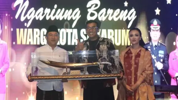 Wabup Sukabumi Andreas memberikan cinderamata sebagai bentuk apresiasi dan penghargaan kepada AKBP Ardian Satrio Utomo. (Sumber : Prokompim Pemkab Sukabumi)