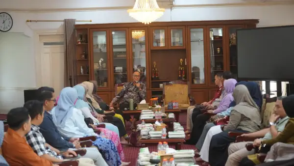 Wali Kota Sukabumi saat pertemuan bersama Kepala Dinas Kesehatan dan para kepala puskesmas, serta pimpinan Rumah Sakit Al Mulk di Rumah Dinas Wali Kota, Minggu (08/02/2026) | Foto : Dokpim