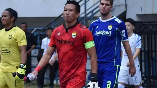 ersib Bandung resmi memasukkan nama asisten pelatih kiper, I Made Wirawan, sebagai penjaga gawang aktif untuk paruh kedua Super League 2025/26. (Sumber: Instagram/@made_wirawan)