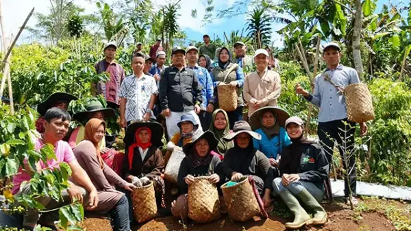 Kepala Dinas Pertanian (Distan) Kabupaten Sukabumi, Aep Majmudin (Tengah, Pakaian Hitam Celana Putih). (Sumber : dok Distan Kabupaten Sukabumi).