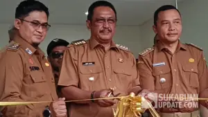 Kepala Disperkim Kabupaten Sukabumi, Sendi Apriadi bersama Camat Warungkiara dampingi Bupati Sukabumi (Sumber: sukabumiupdate)