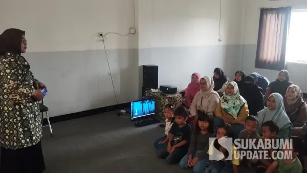 Dinas Arsip dan Perpustakaan Kabupaten Sukabumi UPP Cicurug menggelar promosi perpustakaan ke ibu-ibu. (Sumber: dok diarpus)