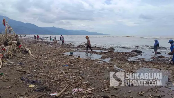 Kondisi sampah yang kembali menumpuk di Pantai Talanca Sukabumi. Dispar Sukabumi menyambut instruksi Presiden dengan menyiapkan sistem penanganan demi daya saing wisata. (Sumber Foto: SU/Ilyas)