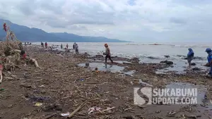 Kondisi sampah yang kembali menumpuk di Pantai Talanca Sukabumi. Dispar Sukabumi menyambut instruksi Presiden dengan menyiapkan sistem penanganan demi daya saing wisata. (Sumber Foto: SU/Ilyas)