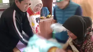 Anggota DPRD Jabar Lina Ruslinawati gelar khitanan massal dan santunan jompo di Sukaraja Kabupaten Sukabumi (Sumber: doktim)