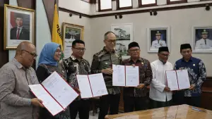 Penandatanganan kerjasama antara Pemkot Sukabumi, Kemenag dan BWI dalam pengelolaan wakaf | Foto : Dokpim