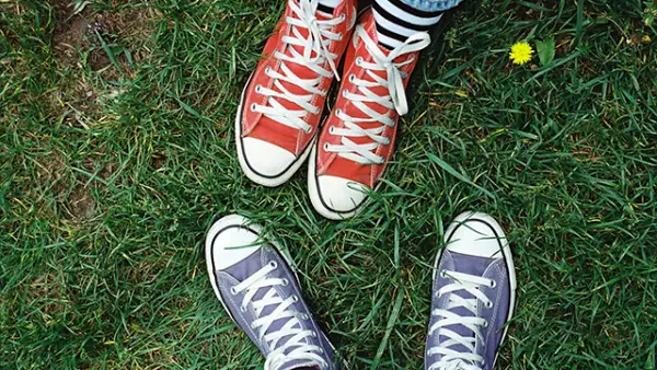 Ilustrasi sepatu converse. (Sumber : pexels.com/@Anna Stepko).