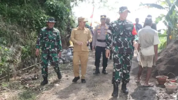 Perbaikan jalan desa, Wabup Sukabumi Andreas TNI Manunggal Membangun Desa (TMMD) ke-127 tahun 2026 (Sumber: dokpim)