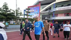 Ayep Zaki-Bobby Maulana saat berjalan di depan GOR Merdeka Kota Sukabumi. (Sumber: Dokpim)