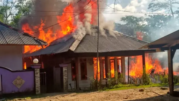 Kebakaran tiga rumah di Kampung Ciranjang Sawah RT 01/04, Desa Karangmekar, Kecamatan Cimanggu, Kabupaten Sukabumi, Rabu (11/2/2026) pagi sekitar pukul 08.00 WIB (Sumber : dok warga)