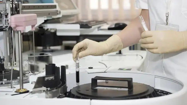 Ilustrasi pemeriksaan obat oleh BPOM | Foto : Pixabay