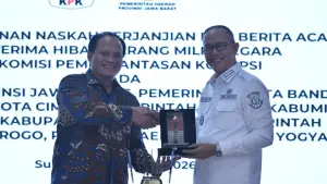 Wali Kota Sukabumi Ayep Zaki saat menerima hibah tanah secara simbolis dari KPK Rabu (11/2/2026) | Foto : Dokpim