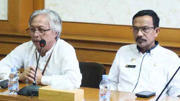 Kepala Distanhorti Jabar Dadan Hidayat dan Direktur Irigasi Pertanian Dirjen Lahan dan Irigasi Pertanian Kementan, Liferdi Lukman. (Sumber : IG Distanhorti Jabar)