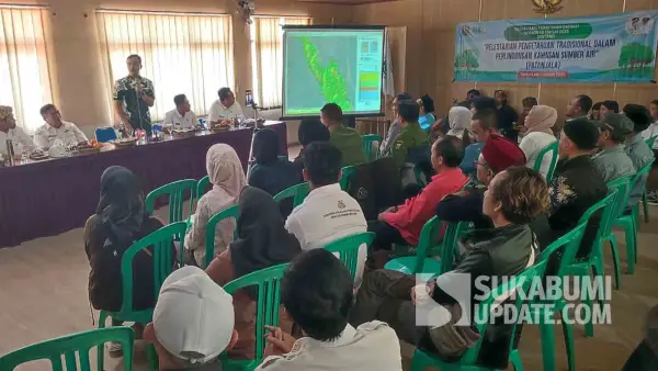 Ketua Bapemperda DPRD Kabupaten Sukabumi Bayu Permana, saat sosialisasi implementasi Perda Patanjala di Kantor Desa Sundawenang, Kecamatan Parungkuda, Rabu (11/2/2026). (Sumber Foto: SU/Ibnu)