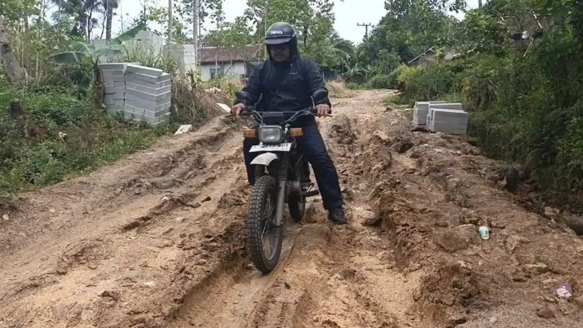 Kondisi jalan di Desa Tanjungsari, Kecamatan Jampangtengah, Sukabumi yang tak bisa dilalui kendaraan.