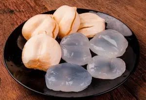 Bagian dalam buah lontar, buah tropis yang kaya manfaat (Sumber : C'academie de cuisine)