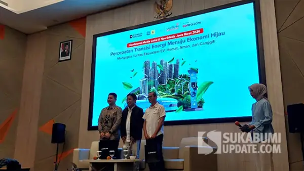 Pimred Suara.com, Suwarjono, Manager PLN UP3 Bandung Donna Sinatra, dan Kabid Ketenagalistrikan ESDM Provinsi Jabar, Arifin Arifin saat menjadi narasumber di acara Konferensi Media Jawa Barat 2026. (Sumber : Sukabumiupdate.com).