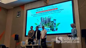Pimred Suara.com, Suwarjono, Manager PLN UP3 Bandung Donna Sinatra, dan Kabid Ketenagalistrikan ESDM Provinsi Jabar, Arifin Arifin saat menjadi narasumber di acara Konferensi Media Jawa Barat 2026. (Sumber : Sukabumiupdate.com).