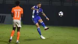 Aksi Layvin Kurzawa saat menjalani debut bersama Persib Bandung di ACL Two (Sumber: web/persib.co.id)