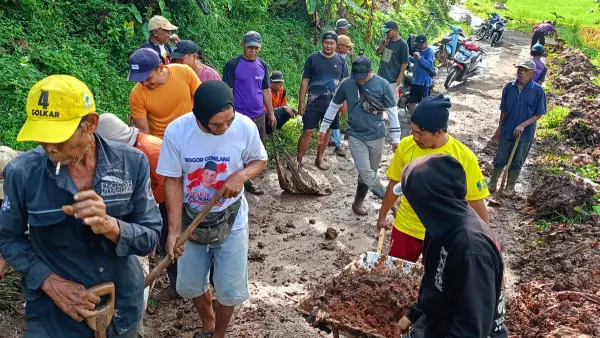 Gotong royong bersihkan longsor di Ciawitali Nangerang, Jampangtengah, Kabupaten Sukabumi (Sumber: dok warga)
