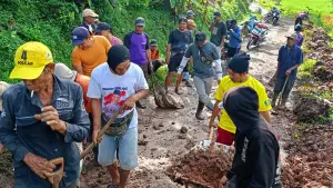 Gotong royong bersihkan longsor di Ciawitali Nangerang, Jampangtengah, Kabupaten Sukabumi (Sumber: dok warga)
