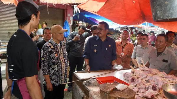 Bupati Sukabumi, Asep Japar saat melakukan Sidak di Pasar semi Modern Palabuhanratu. Kamis (12/2/2026). (Sumber: Dokpim)