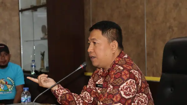 Wabup Andreas dalam audiensi bersama pengurus Koperasi Rakyat Bersatu Istimewa membahas potensi wilayah Cikidang. Kamis (12/2/2026). (Sumber: Dokpim)